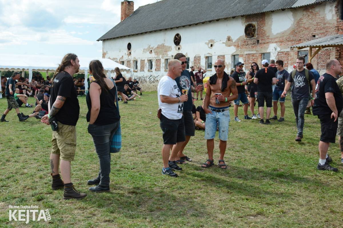 Totální punková jízda - to byl druhý den Kravín Festu