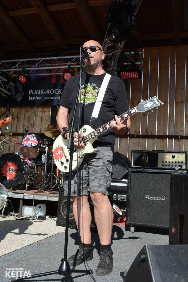 Totální punková jízda - to byl druhý den Kravín Festu