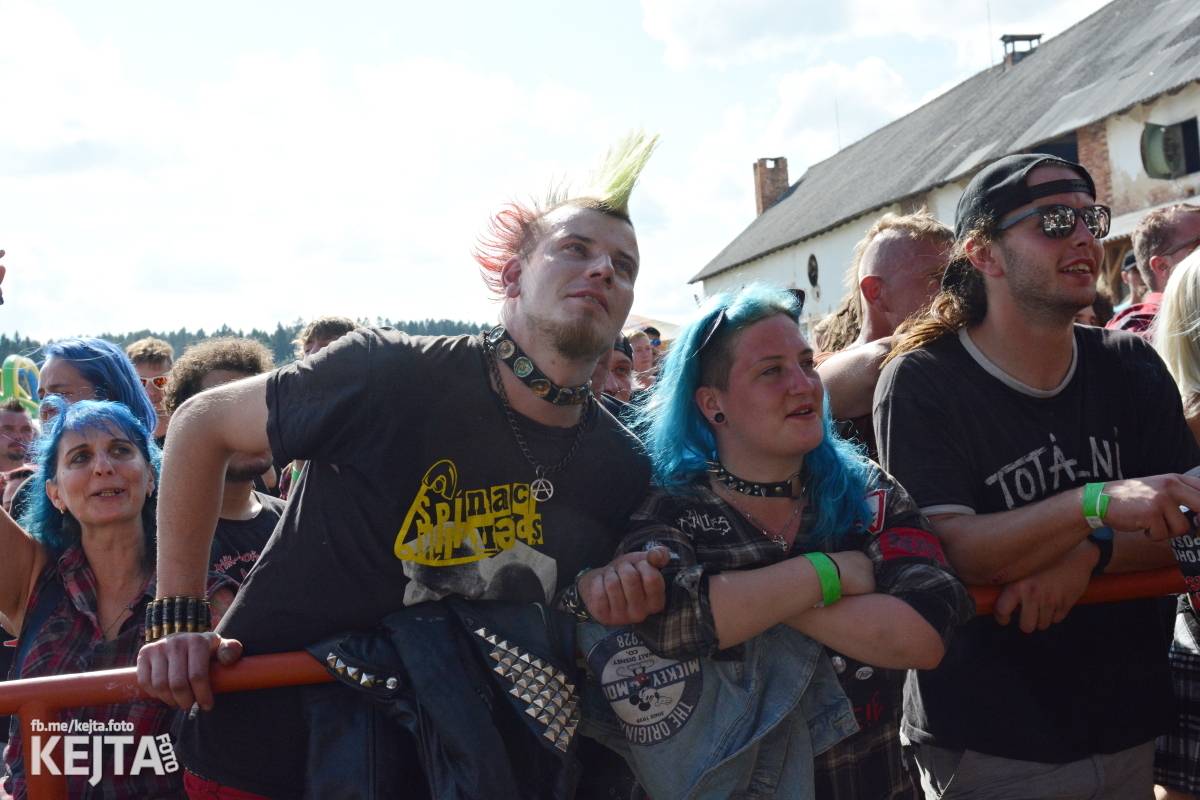 Totální punková jízda - to byl druhý den Kravín Festu