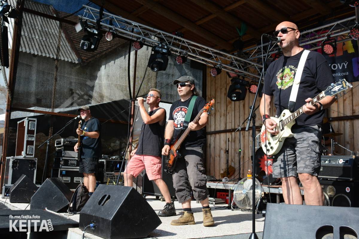 Totální punková jízda - to byl druhý den Kravín Festu