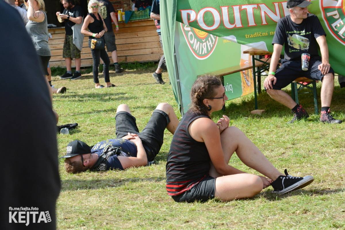 Totální punková jízda - to byl druhý den Kravín Festu