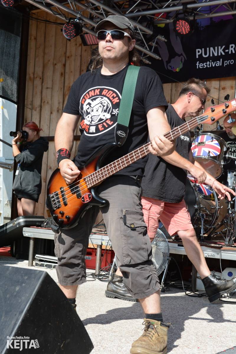 Totální punková jízda - to byl druhý den Kravín Festu