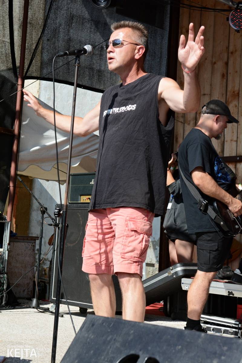 Totální punková jízda - to byl druhý den Kravín Festu