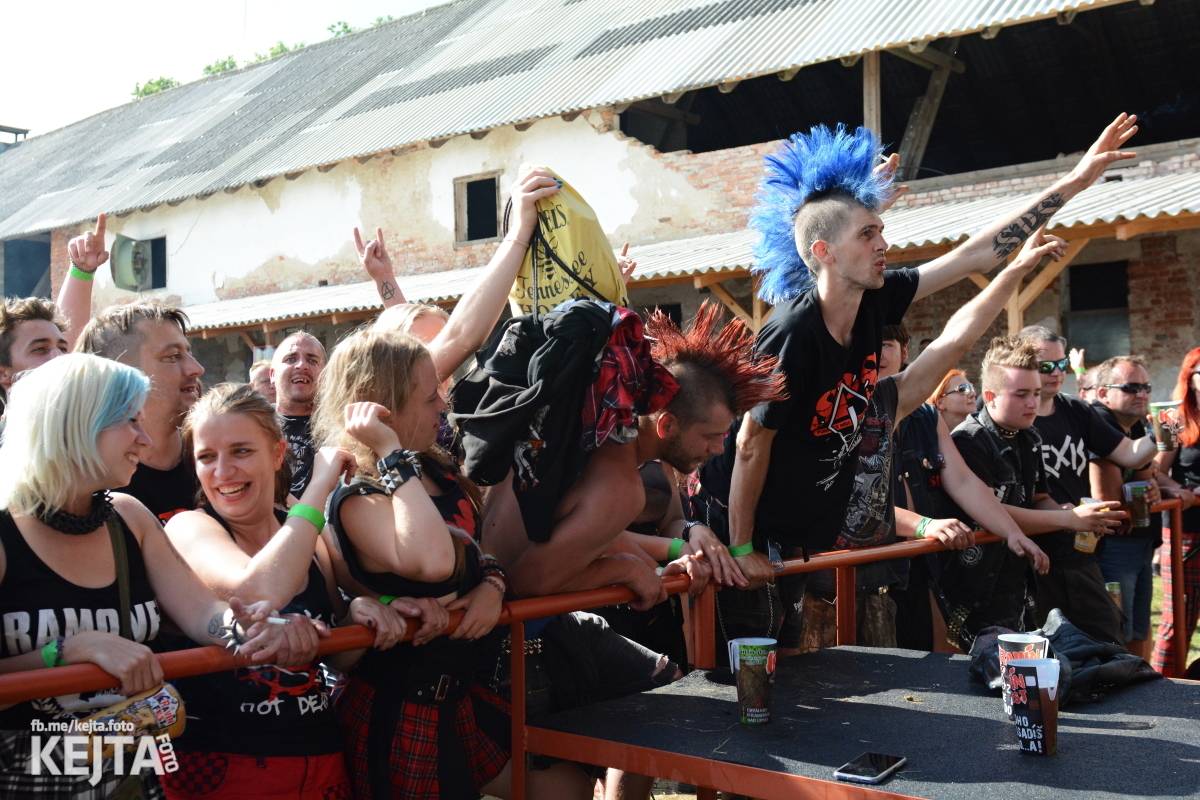 Totální punková jízda - to byl druhý den Kravín Festu