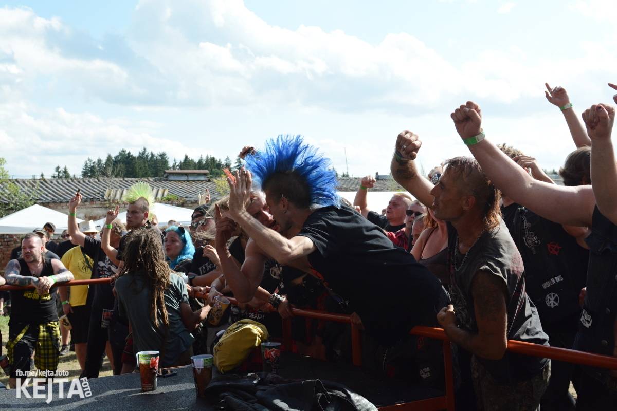 Totální punková jízda - to byl druhý den Kravín Festu