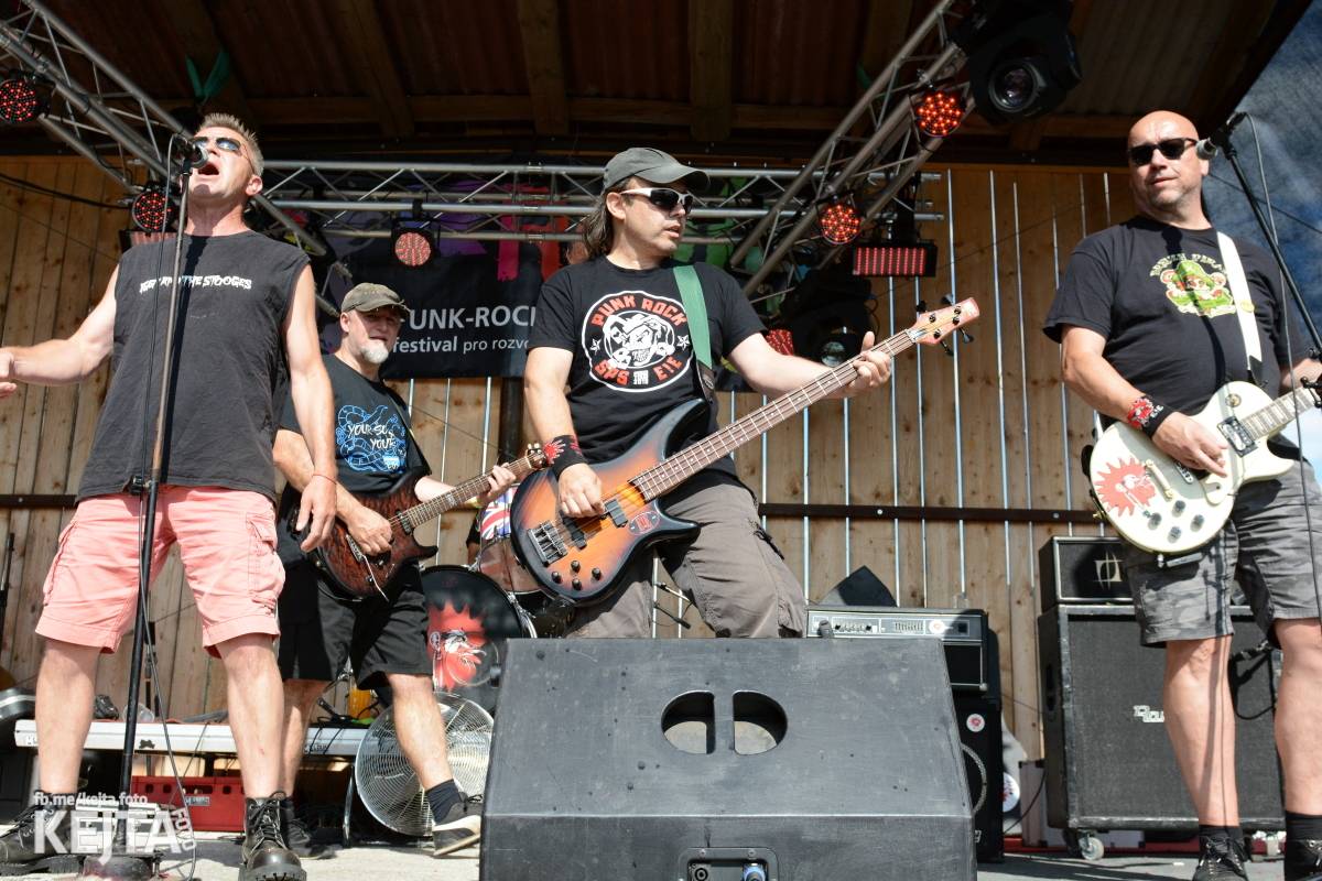 Totální punková jízda - to byl druhý den Kravín Festu