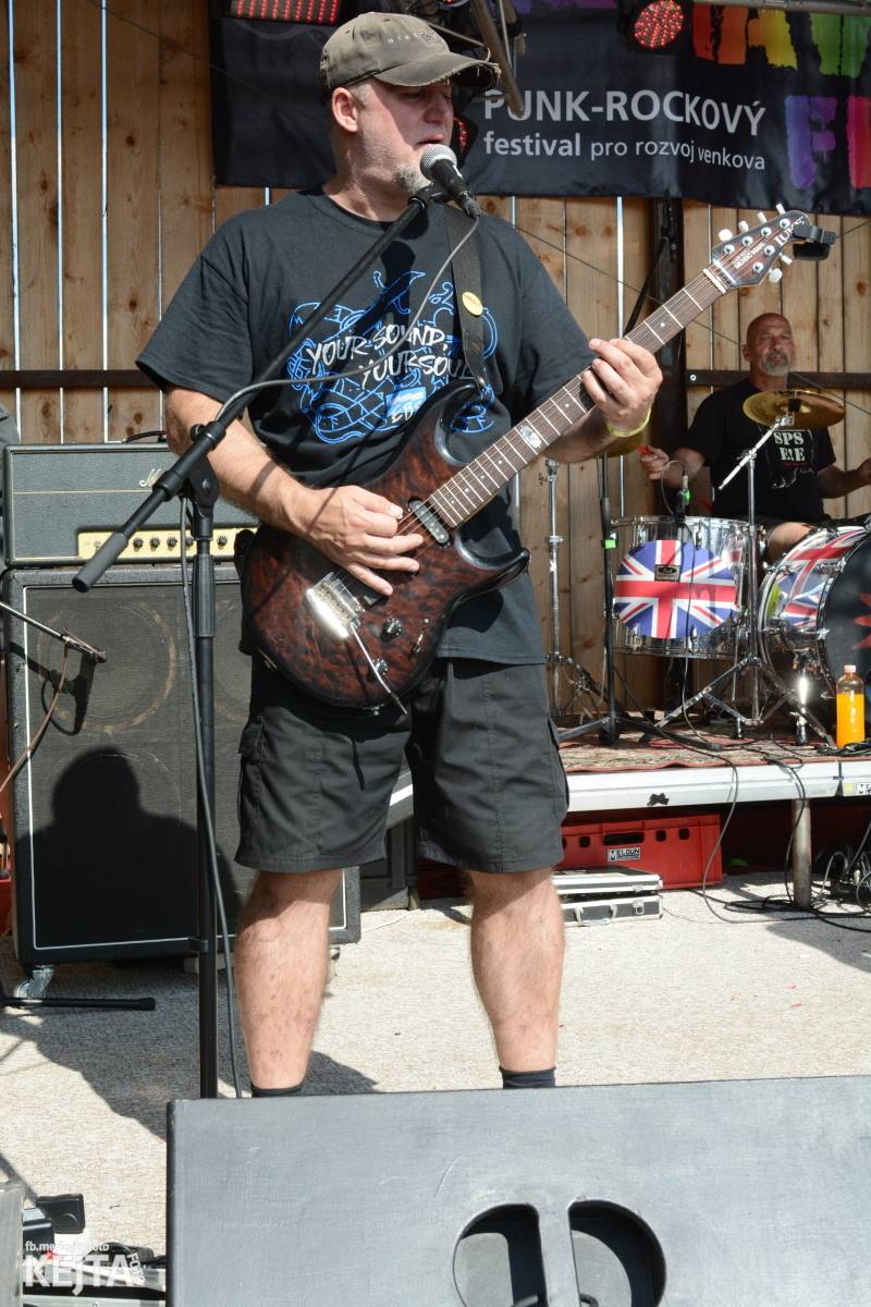 Totální punková jízda - to byl druhý den Kravín Festu