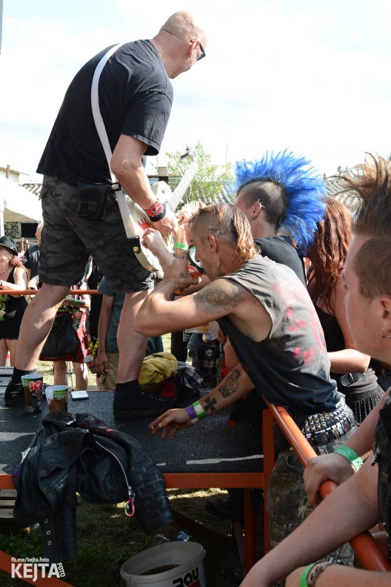Totální punková jízda - to byl druhý den Kravín Festu