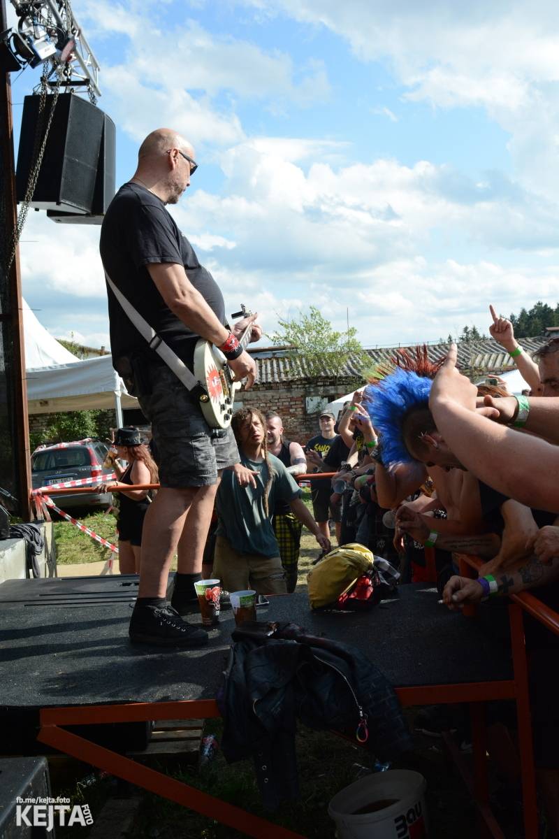 Totální punková jízda - to byl druhý den Kravín Festu