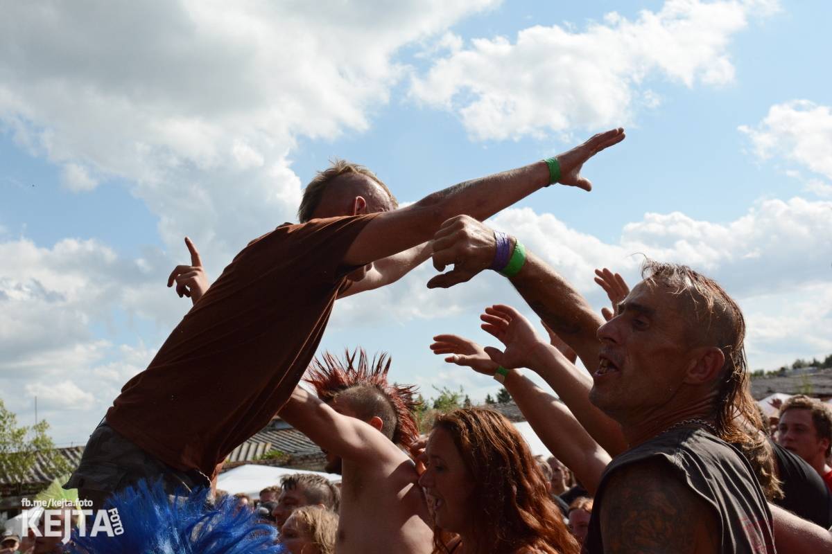 Totální punková jízda - to byl druhý den Kravín Festu