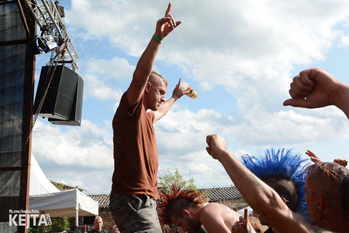 Totální punková jízda - to byl druhý den Kravín Festu