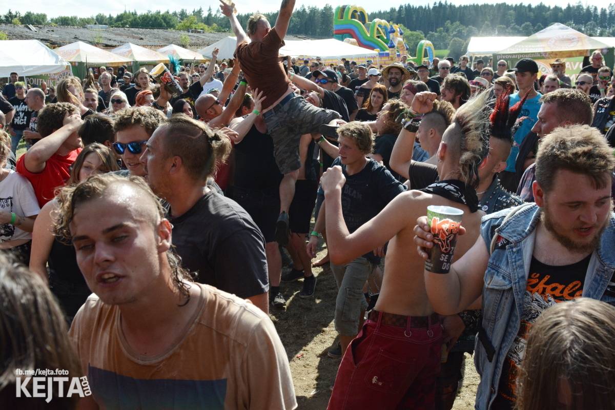 Totální punková jízda - to byl druhý den Kravín Festu