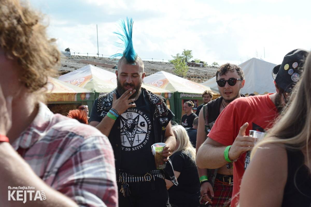 Totální punková jízda - to byl druhý den Kravín Festu