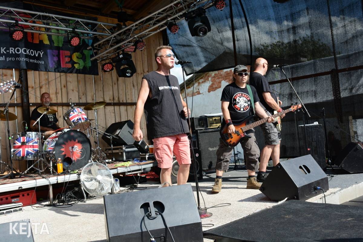 Totální punková jízda - to byl druhý den Kravín Festu