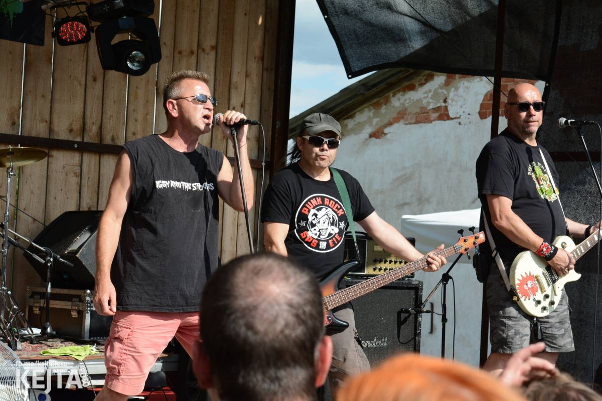 Totální punková jízda - to byl druhý den Kravín Festu