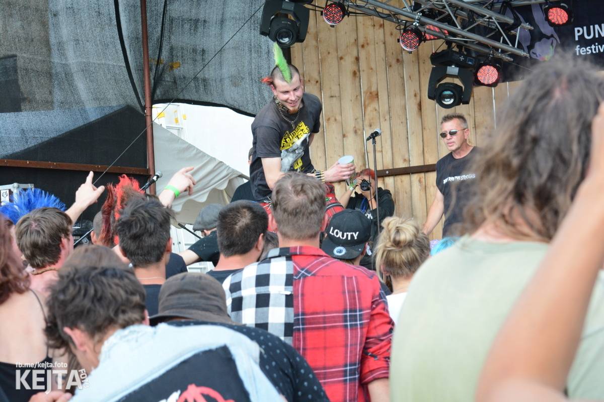 Totální punková jízda - to byl druhý den Kravín Festu