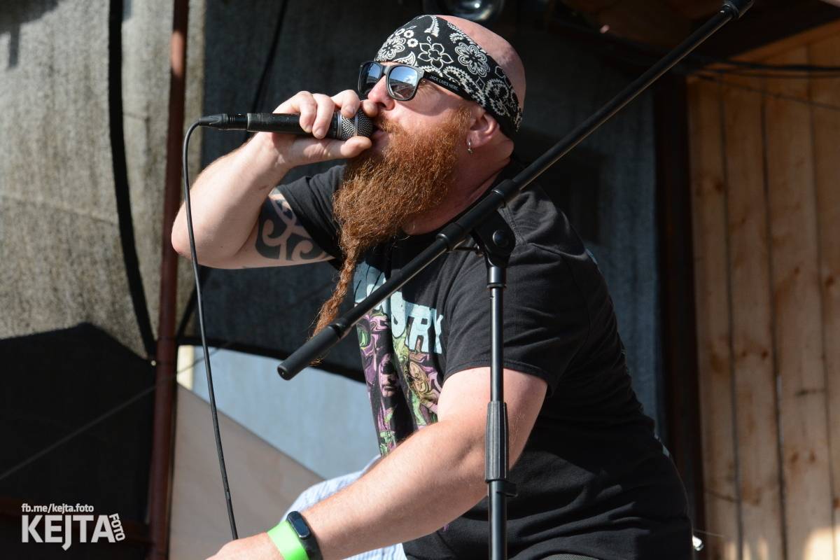 Totální punková jízda - to byl druhý den Kravín Festu