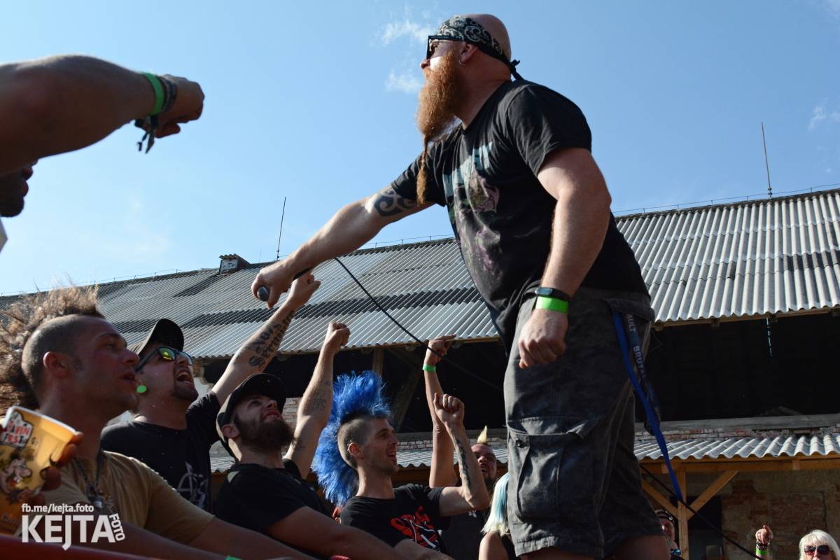 Totální punková jízda - to byl druhý den Kravín Festu