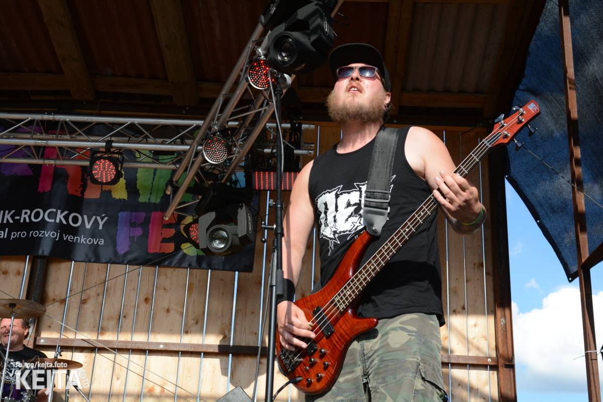 Totální punková jízda - to byl druhý den Kravín Festu