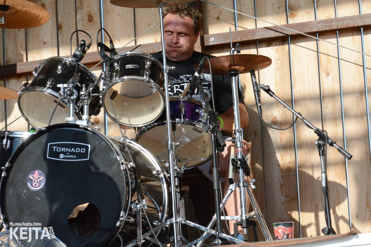 Totální punková jízda - to byl druhý den Kravín Festu