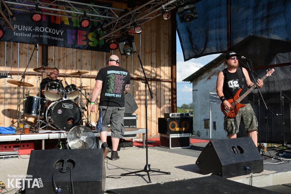 Totální punková jízda - to byl druhý den Kravín Festu