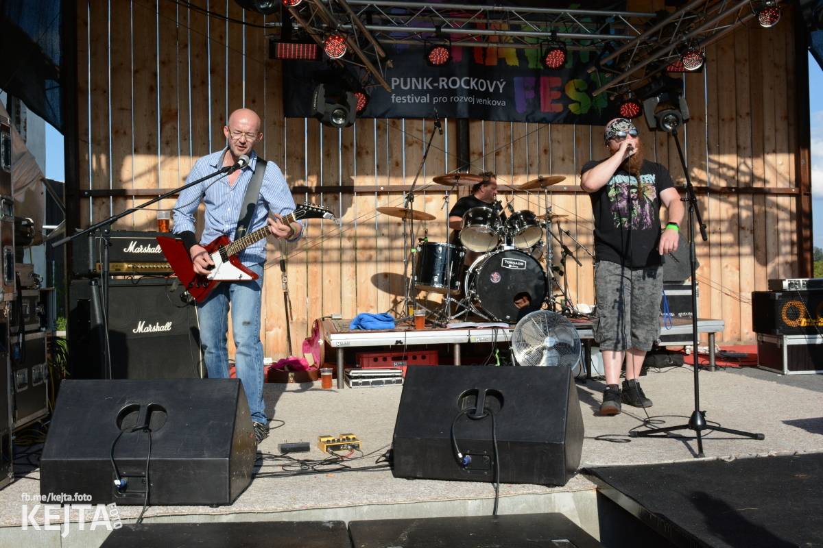 Totální punková jízda - to byl druhý den Kravín Festu