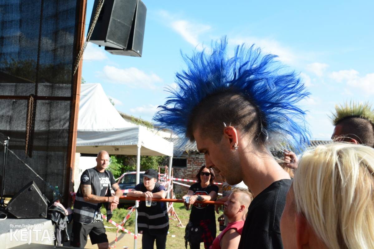 Totální punková jízda - to byl druhý den Kravín Festu