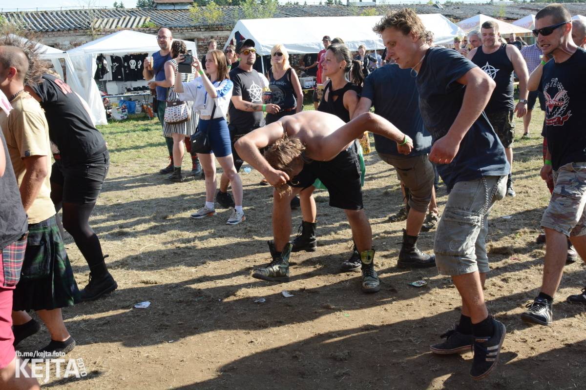 Totální punková jízda - to byl druhý den Kravín Festu