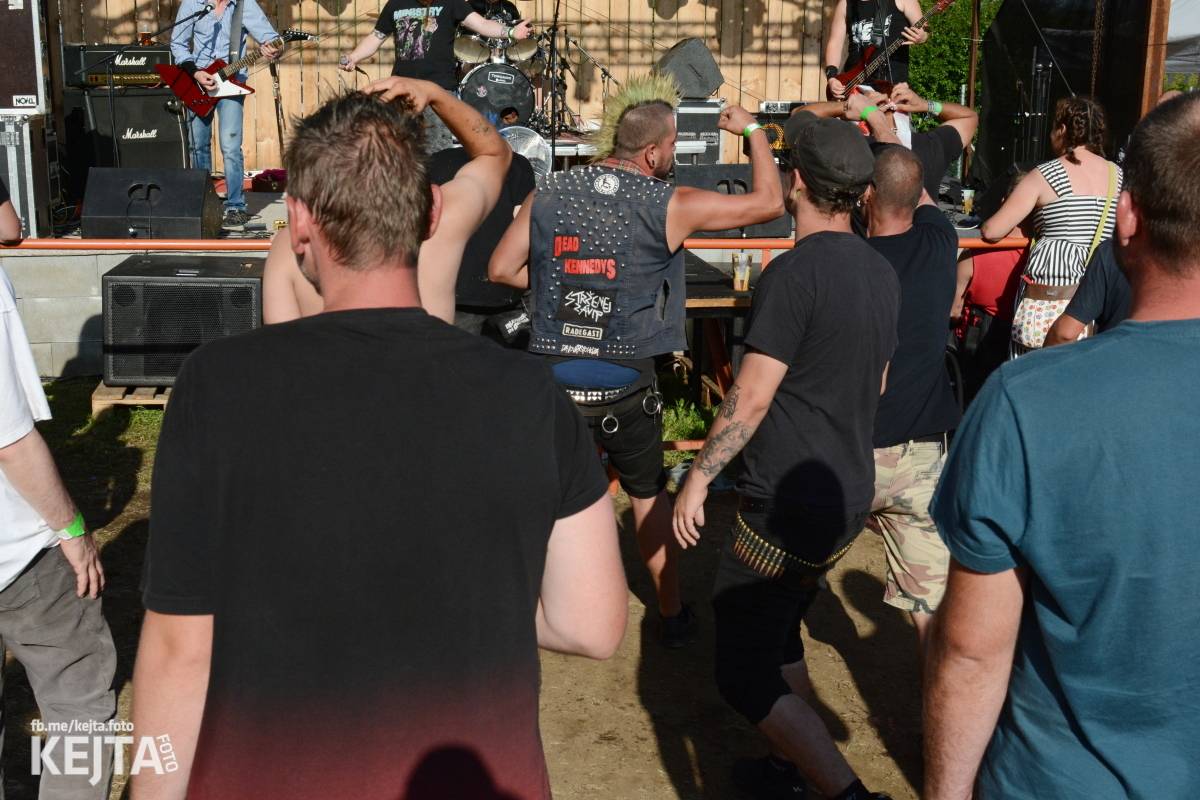 Totální punková jízda - to byl druhý den Kravín Festu