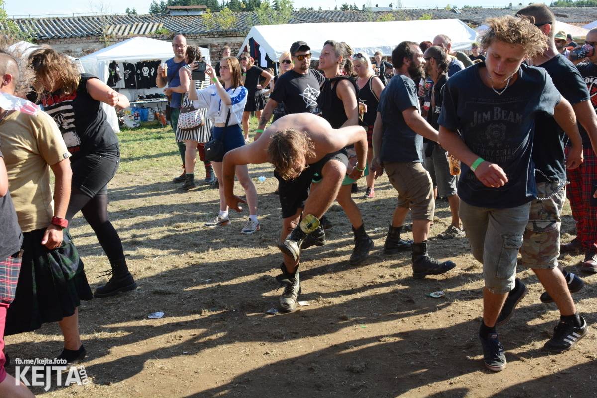 Totální punková jízda - to byl druhý den Kravín Festu