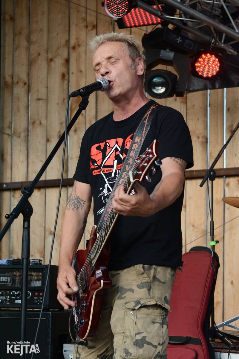 Totální punková jízda - to byl druhý den Kravín Festu