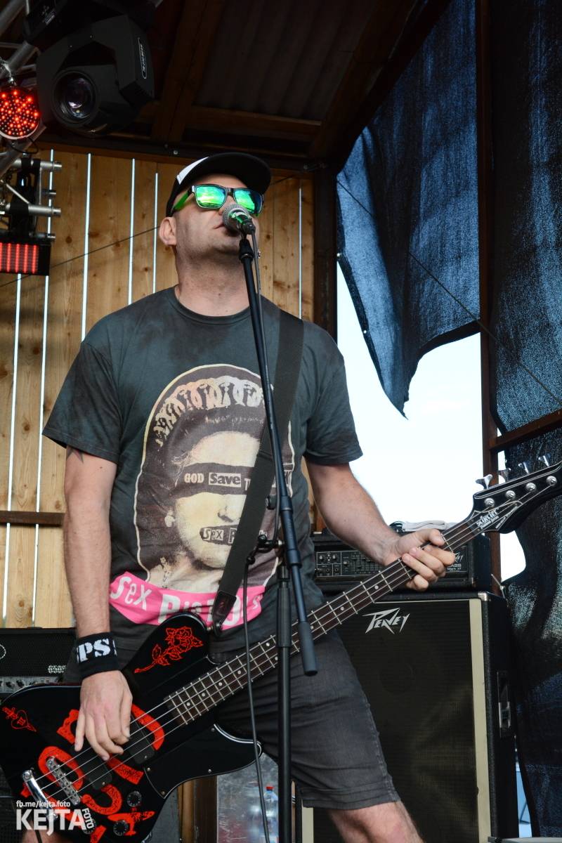 Totální punková jízda - to byl druhý den Kravín Festu