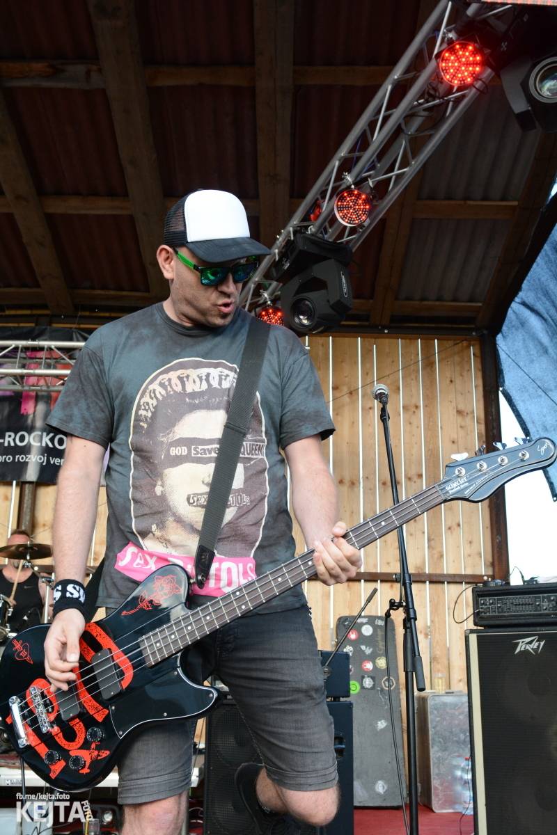 Totální punková jízda - to byl druhý den Kravín Festu