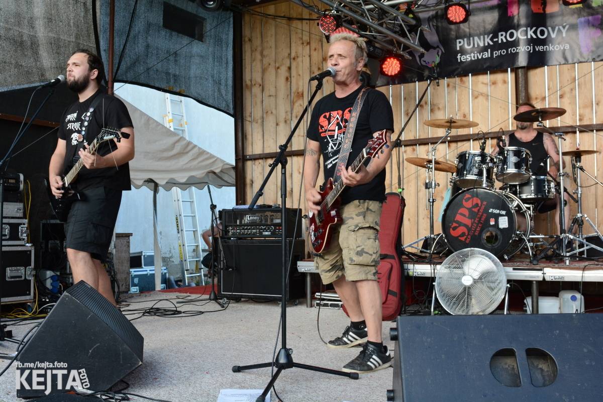 Totální punková jízda - to byl druhý den Kravín Festu