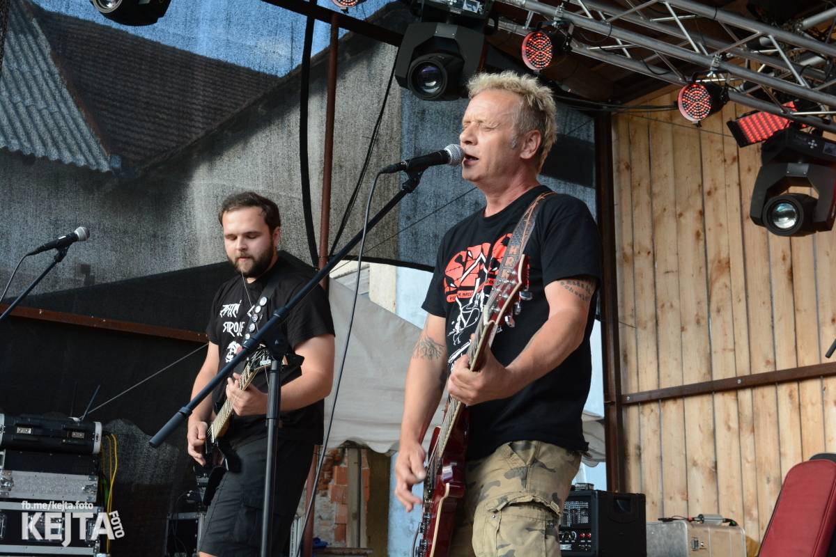 Totální punková jízda - to byl druhý den Kravín Festu