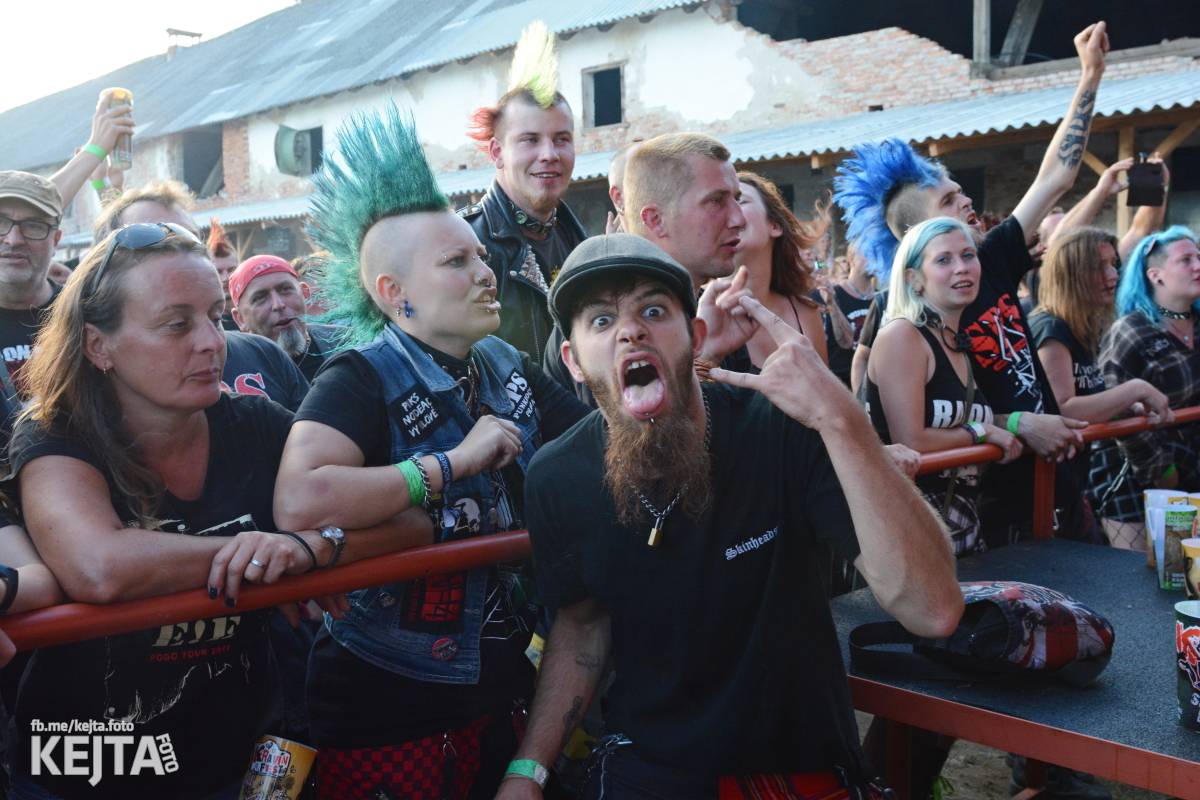 Totální punková jízda - to byl druhý den Kravín Festu