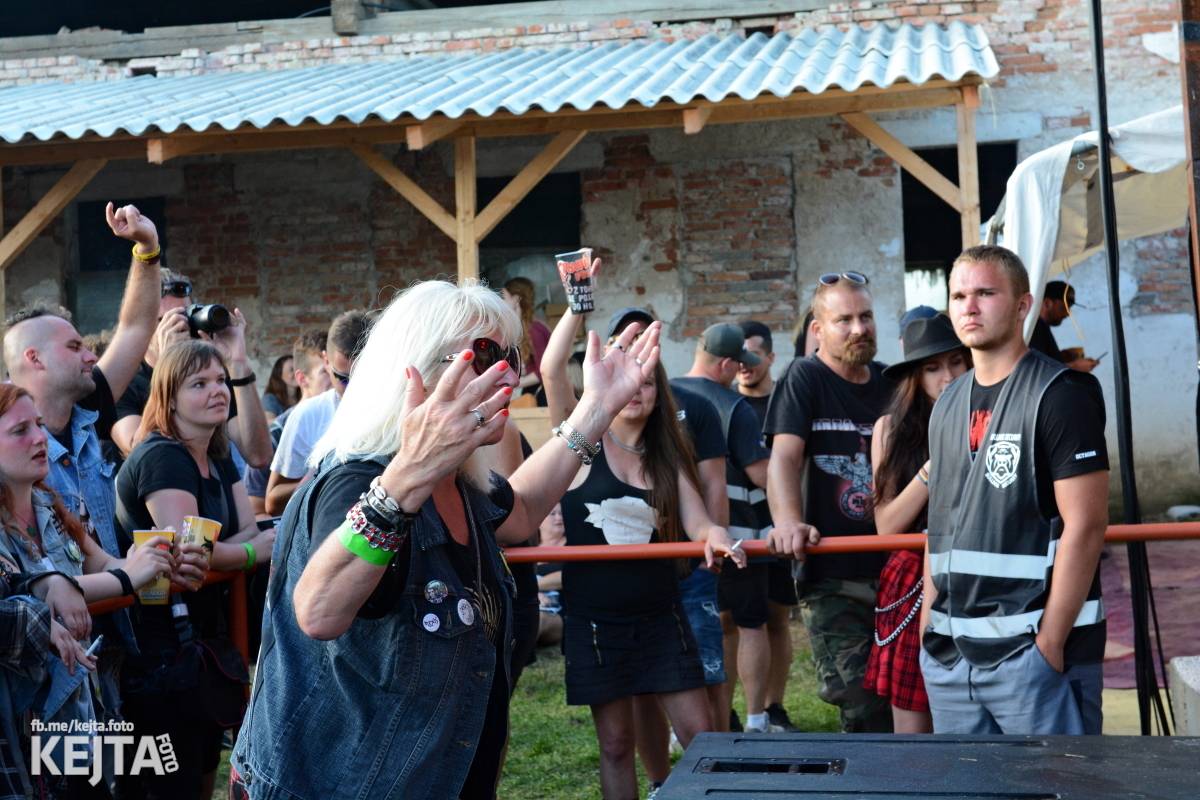 Totální punková jízda - to byl druhý den Kravín Festu