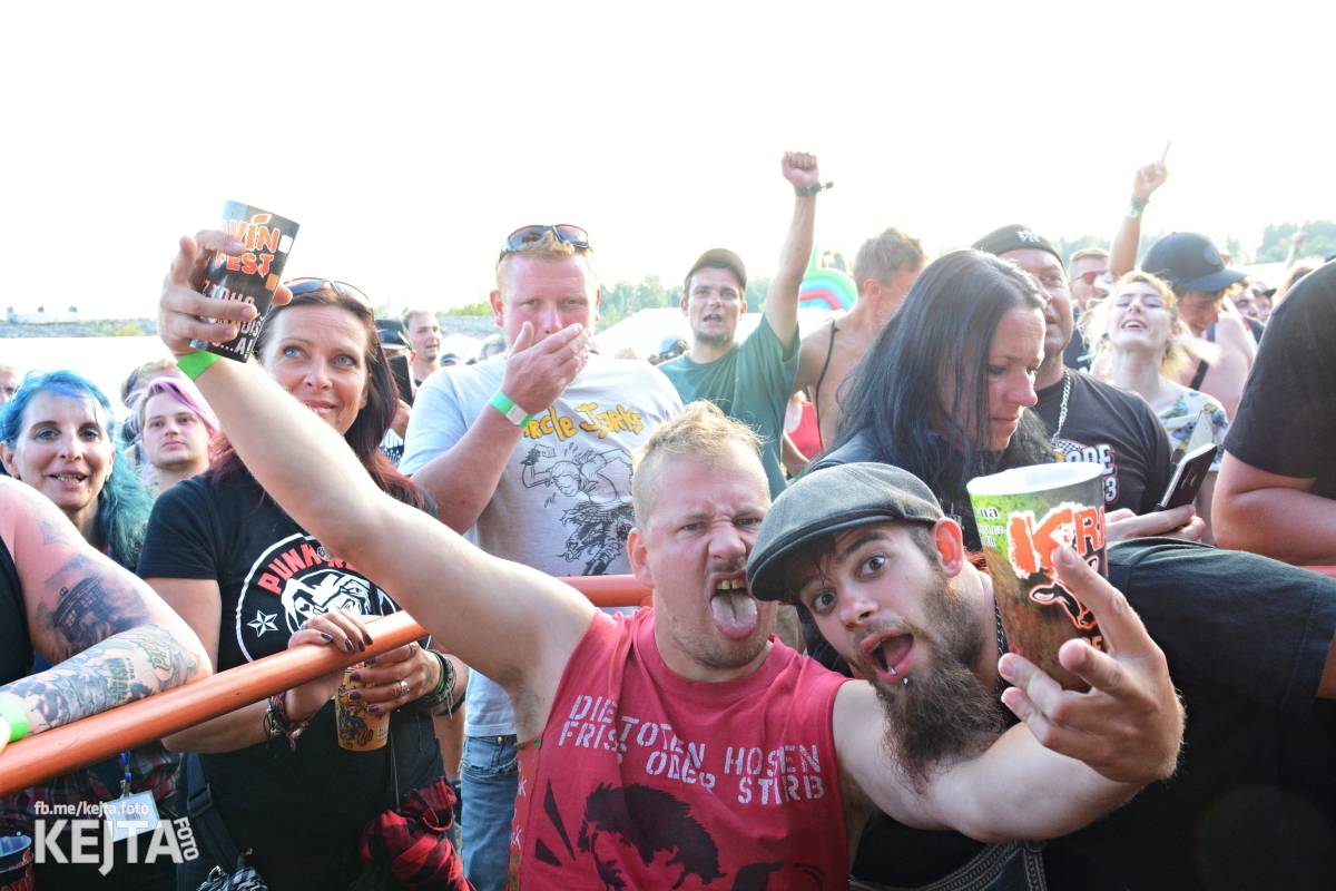 Totální punková jízda - to byl druhý den Kravín Festu