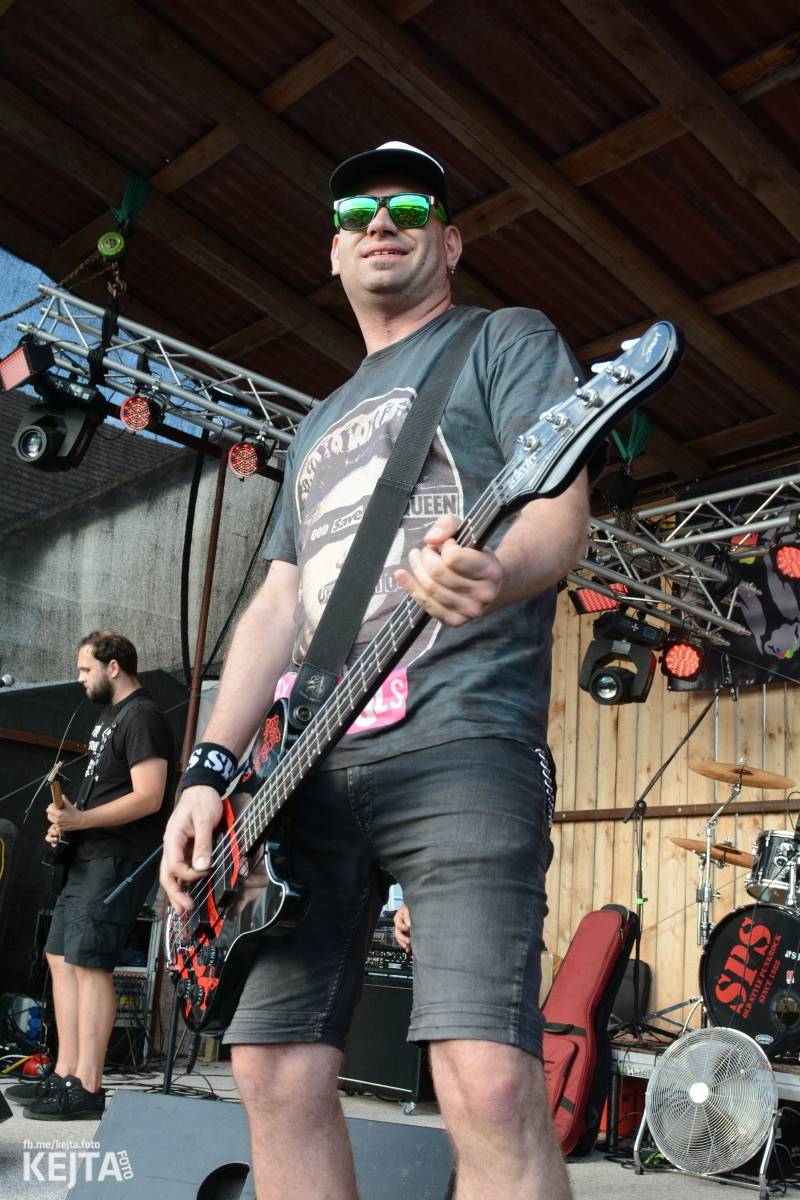 Totální punková jízda - to byl druhý den Kravín Festu