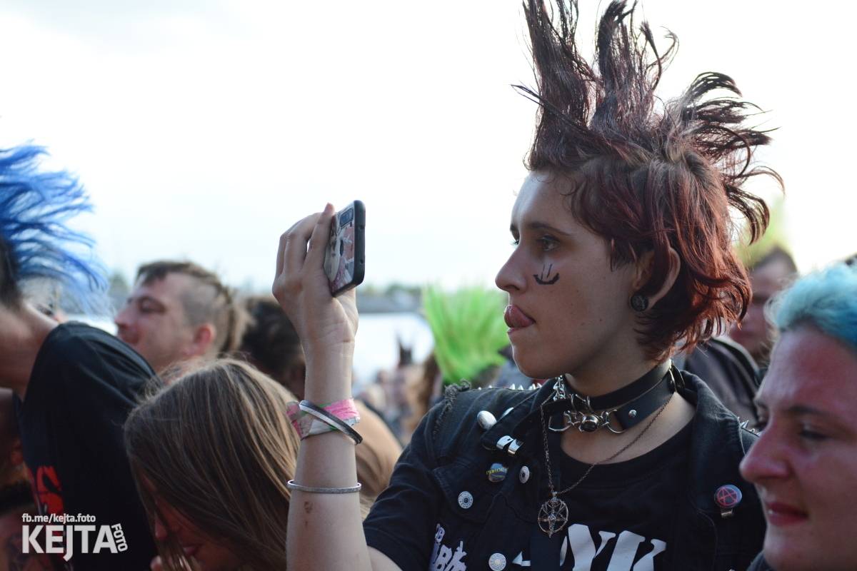 Totální punková jízda - to byl druhý den Kravín Festu