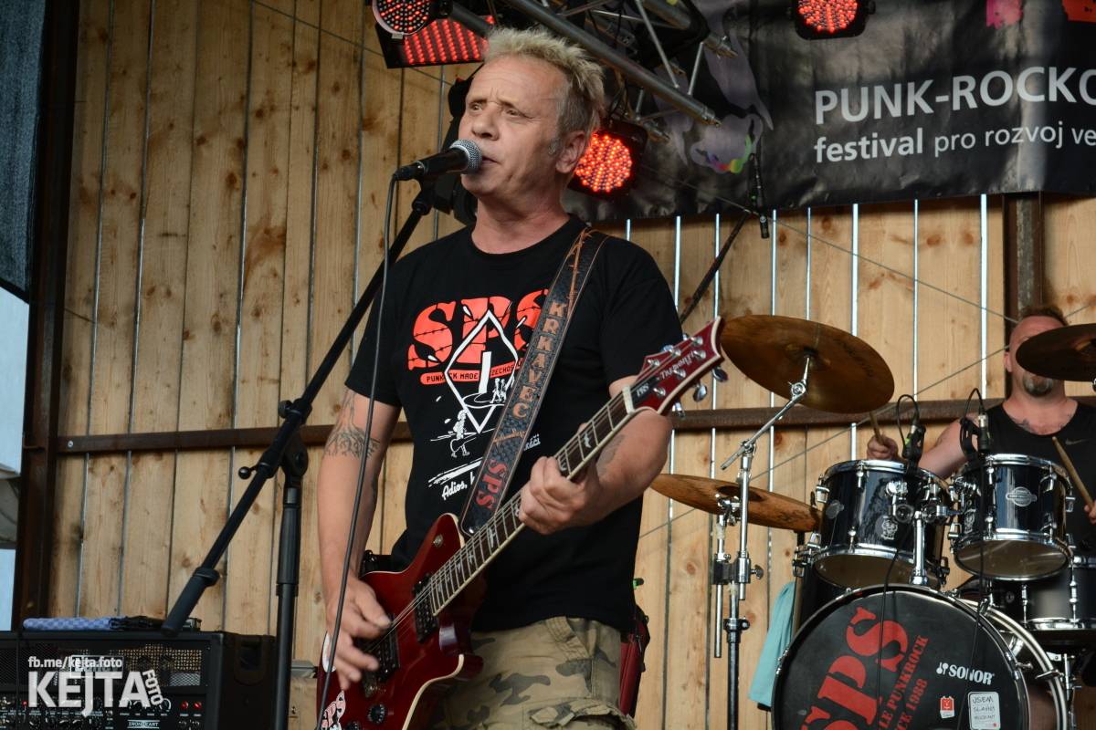 Totální punková jízda - to byl druhý den Kravín Festu