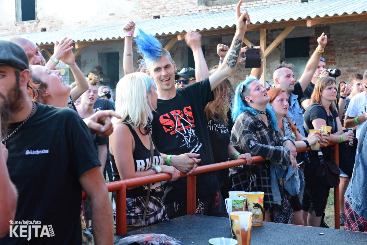 Totální punková jízda - to byl druhý den Kravín Festu