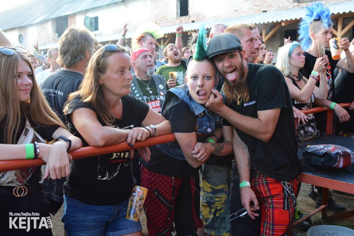 Totální punková jízda - to byl druhý den Kravín Festu