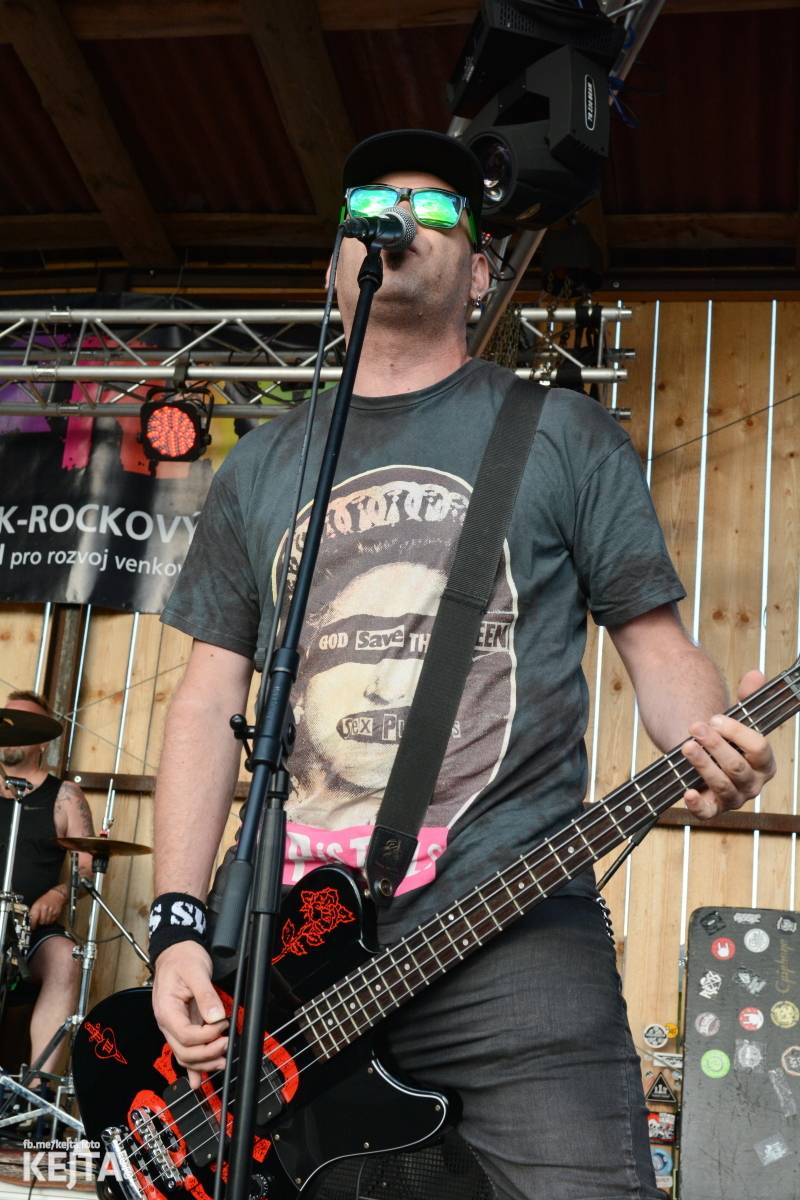 Totální punková jízda - to byl druhý den Kravín Festu