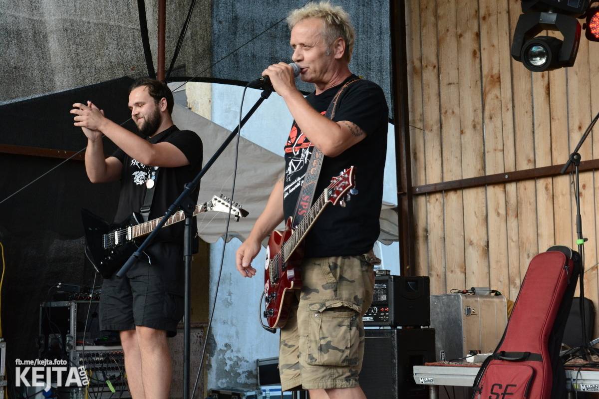 Totální punková jízda - to byl druhý den Kravín Festu