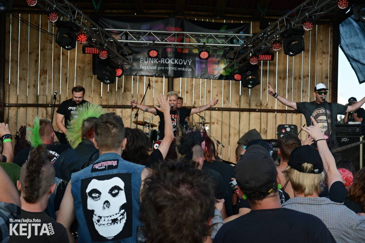 Totální punková jízda - to byl druhý den Kravín Festu