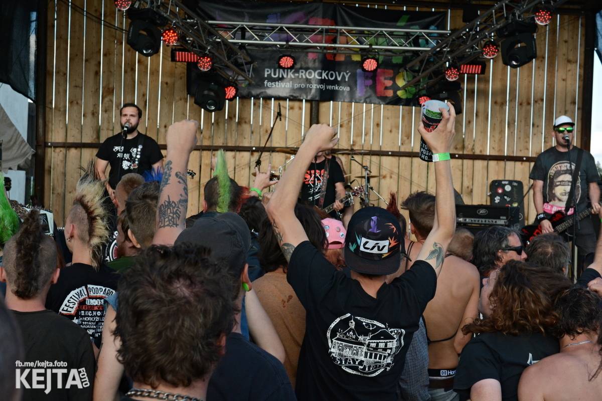 Totální punková jízda - to byl druhý den Kravín Festu
