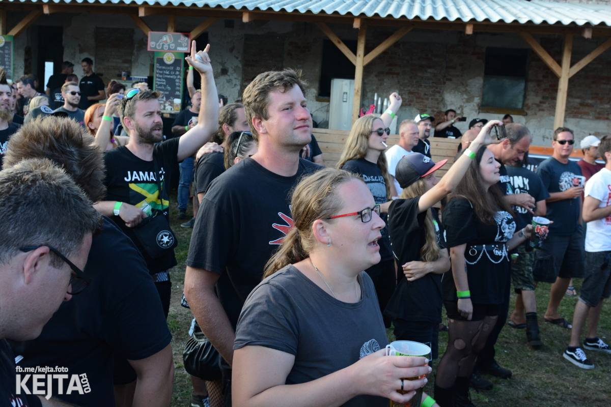 Totální punková jízda - to byl druhý den Kravín Festu