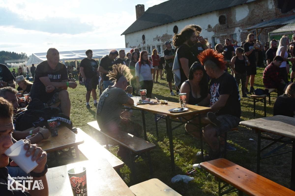 Totální punková jízda - to byl druhý den Kravín Festu