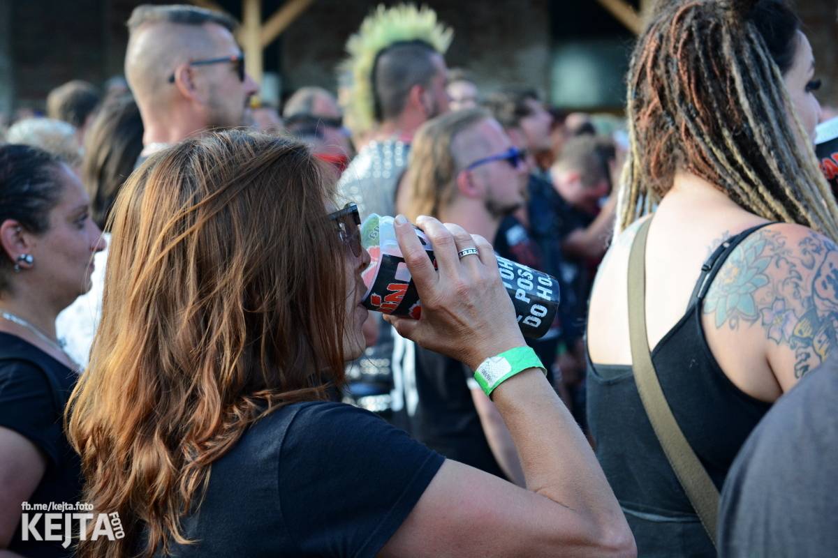 Totální punková jízda - to byl druhý den Kravín Festu